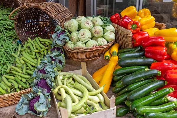 Zucchini Kohlrabi Und Anderes Gemüse Zum Verkauf Auf Einem Markt — Stockfoto