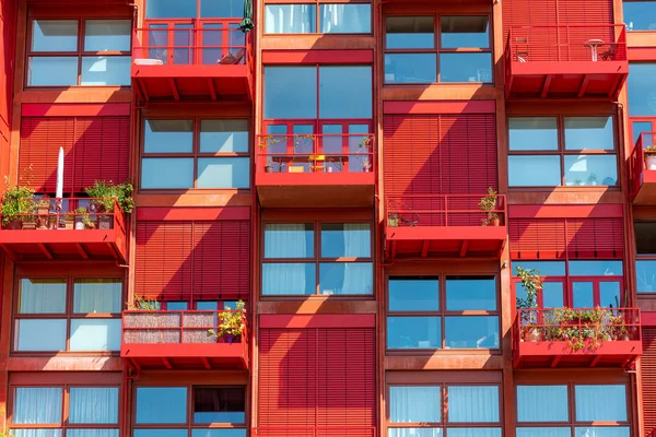 Fachada Uma Casa Apartamento Vermelho Visto Berlim Alemanha — Fotografia de Stock