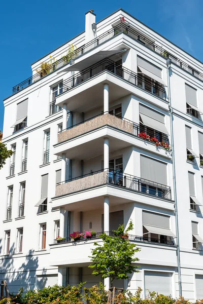 白色的公寓房子 看到在柏林 — 图库照片
