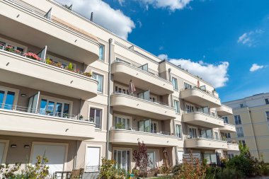 Ön bahçede Berlin, Almanya'da görülen modern beyaz evler