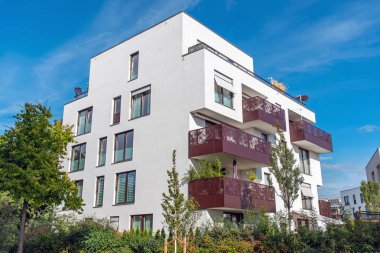 Beyaz modern daire ev Berlin, Almanya'da görülen metal balkonlu