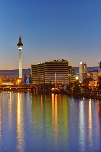 Освещение Реке Спри Берлине Знаменитой Телебашней Задней Части — стоковое фото