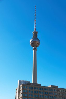 Alexanderplatz, güneşli bir günde Berlin'in en ünlü dönüm noktası adlı televizyon kulesi
