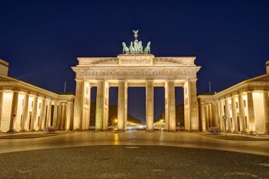 Ünlü Brandenburger Tor Berlin'de geceleri ışıklı