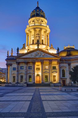 Gendarmenmarkt Berlin şafak üzerinde yeni Kilisesi