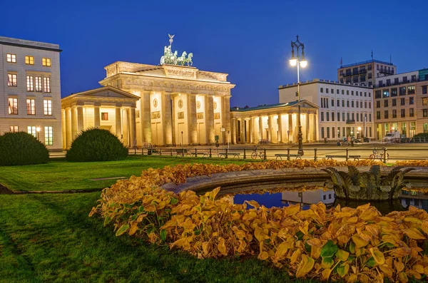 Inny Widok Słynnej Bramy Brandenburskiej Berlinie Przed Wschodem Słońca — Zdjęcie stockowe