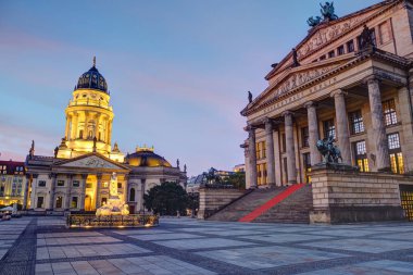 Berlin ünlü Gendarmenmarkt meydanında şafak