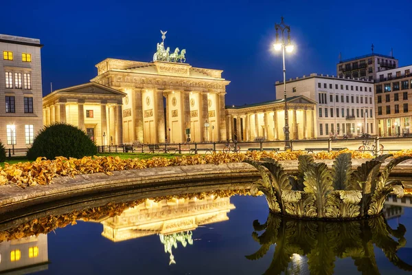 Beroemde Brandenburger Tor Berlijn Nachts Weerspiegeld Een Fontein — Stockfoto