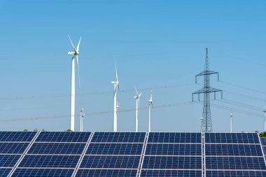Elektrik direkleri, güneş panelleri ve rüzgar türbinleri Almanya'da görüldü