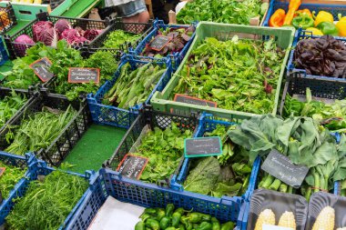 Çeşitli otlar ve salata bir pazarda Satılık