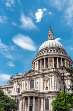 Güneşli bir günde Londra'da ünlü St. Pauls Katedrali