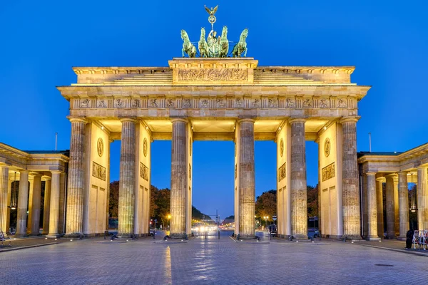 Şafakta Berlin 'deki Brandenburg Kapısı.