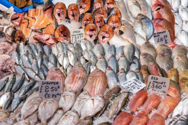 Taze balık, kefal ve alabalık Londra 'da bir markette satılıyor.