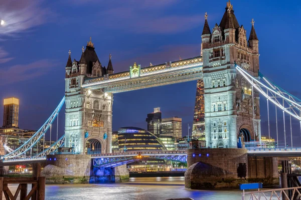 伦敦夜晚灯火通明的塔桥 — 图库照片
