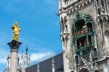 Marian sütun ve Marienplatz Münih, Almanya, saatin çanları