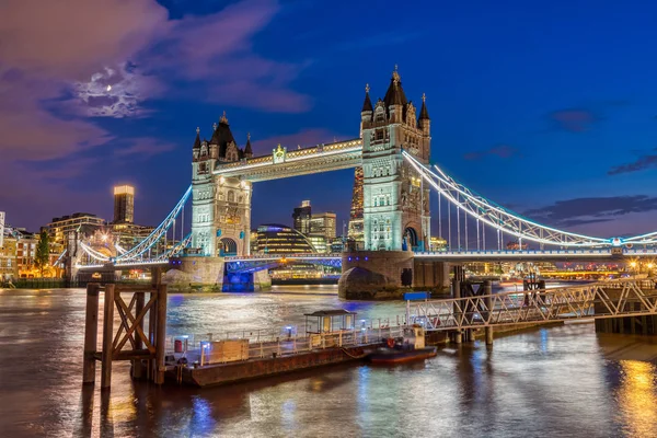 Φωτιζόμενο Tower Bridge Στο Λονδίνο Ηνωμένο Βασίλειο Στο Λυκόφως — Φωτογραφία Αρχείου