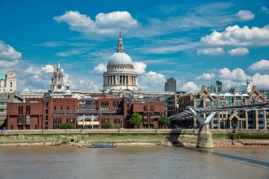 St. Paul Katedrali ve Londra 'daki Milenyum Köprüsü.