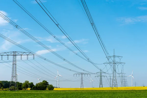 Linhas Elétricas Turbinas Eólicas Vistas Alemanha — Fotografia de Stock