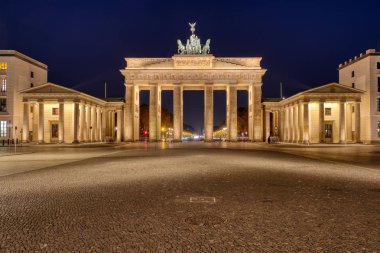 Ünlü Brandenburger Tor Berlin'de geceleri ışıklı
