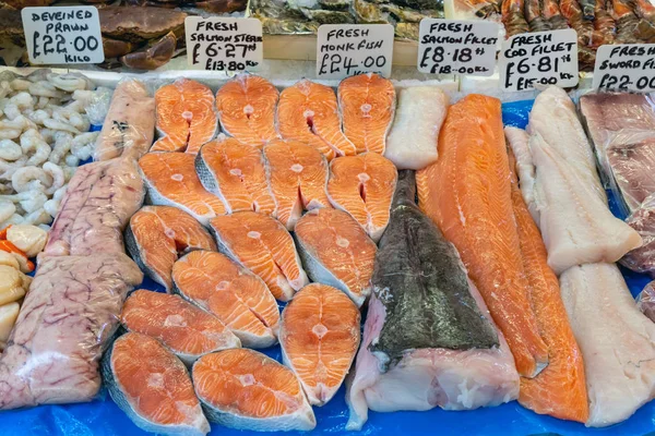 三文鱼 虾和其他鱼类在伦敦市场出售 — 图库照片