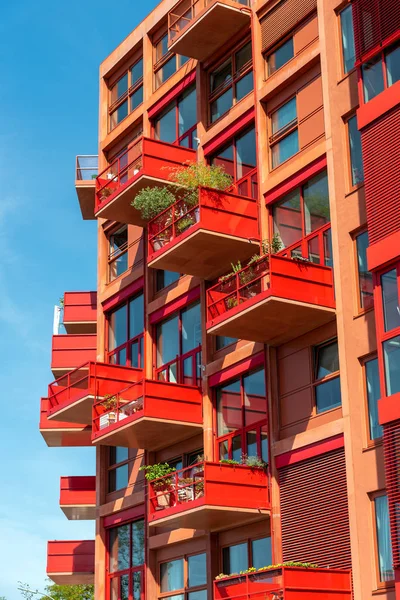 Moderna Casa Apartamentos Roja Con Muchos Balcones Vistos Berlín Alemania — Foto de Stock