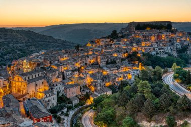 Güzel eski kesiminde Ragusa Sicilya, İtalya, Güneş doğmadan önce