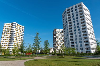 Münih, Almanya'da görülen modern çok öykülü apartman binaları