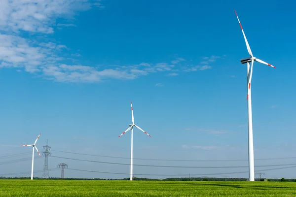 在德国看到的架空电力线和风力涡轮机 — 图库照片