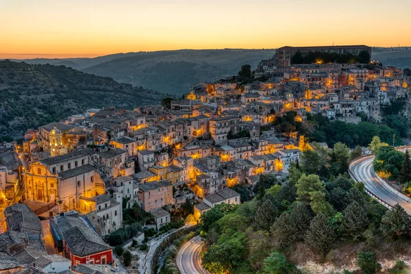 Güzel eski kesiminde Ragusa Sicilya, İtalya, Güneş doğmadan önce