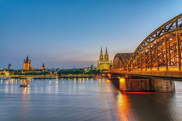 Güneş Battıktan Sonra Köln Manzarası Ünlü Ile Ren Nehri — Stok fotoğraf