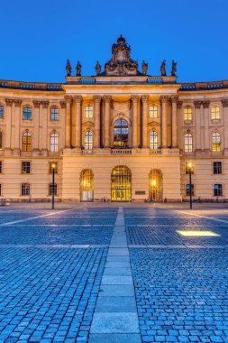 Unter den Linden bulvarı Berlin eski tarihi binasında geceleri