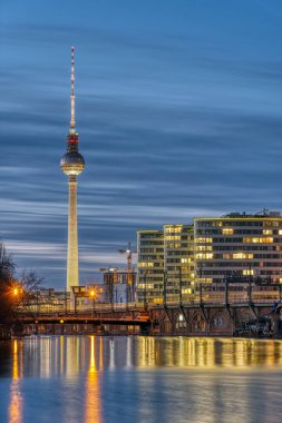 Meşhur Televizyon Kulesi ve nehir. Akşam karanlığında Berlin 'de yayılıyor.