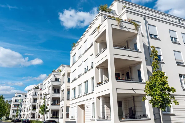 Nieuw Gebouwde Witte Flatgebouwen Gezien Berlijn Duitsland — Stockfoto