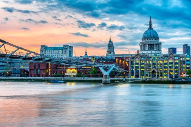St. Paul Katedrali ve İngiltere, Londra 'daki Milenyum Köprüsü, gün batımından sonra.