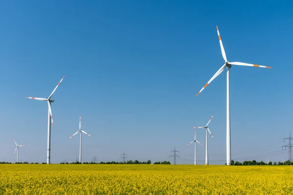 Moderne Windräder Und Blühender Raps Deutschland — Stockfoto