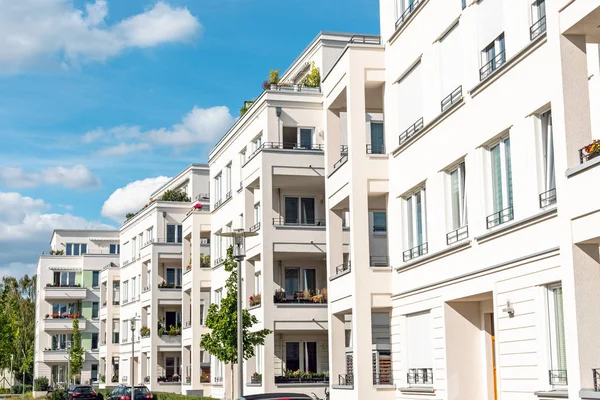 Prédios Apartamentos Brancos Recém Construídos Vistos Berlim Alemanha — Fotografia de Stock