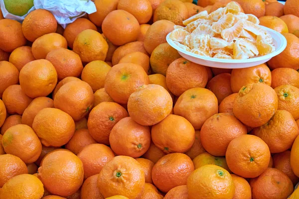 Mandarino Vendita Mercato Con Alcuni Pezzi Piatto — Foto Stock