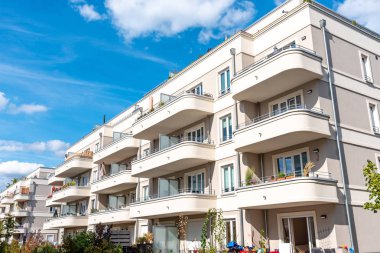 Berlin, Almanya'da görülen açık yarda ile modern beyaz evler