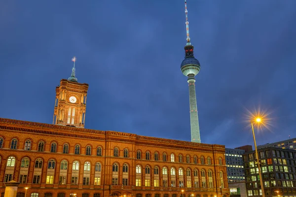 赤の市庁舎と夜のベルリンの有名なテレビ塔 — ストック写真