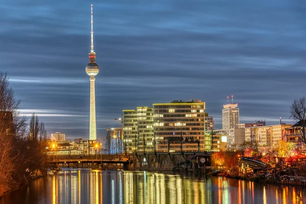 Spree Nehri Ünlü Televizyon Kulesi Berlin Bazı Ofis Binaları Geceleri — Stok fotoğraf