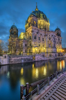 Berlin Cathedral alacakaranlıkta Spree Nehri ile