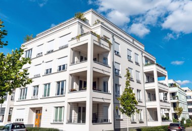 Berlin, Almanya 'da yeni inşa edilmiş beyaz apartmanlar