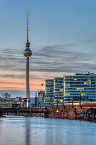 Famosa Torre Della Televisione Fiume Sprea Berlino Crepuscolo — Foto Stock