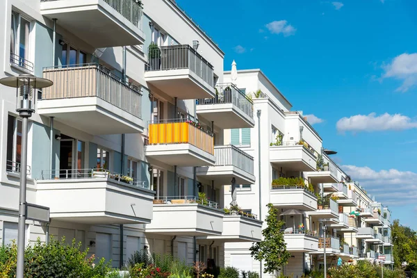 Modernas Casas Apartamentos Con Muchos Balcones Vistos Berlín Alemania — Foto de Stock