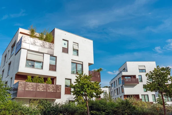 Modernas Casas Apartamentos Blancos Con Cielo Azul Visto Berlín Alemania —  Fotos de Stock