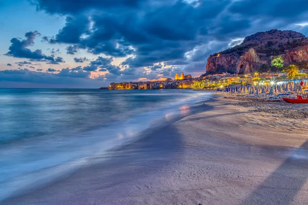 Plaży Cefalù Północnym Wybrzeżu Sycylii Przed Wschodem Słońca — Zdjęcie stockowe