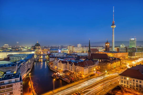 柏林市中心 晚上有著名的电视塔 — 图库照片