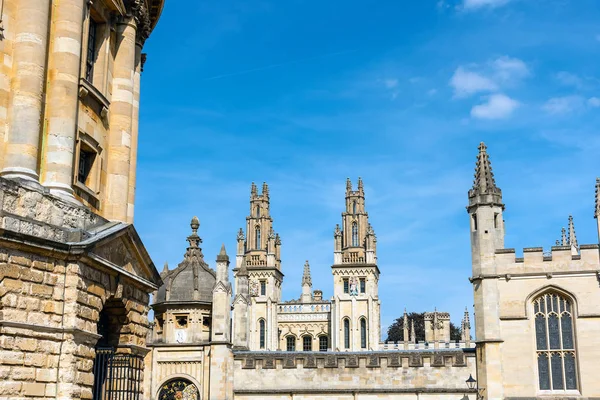 イギリスのオックスフォードにある歴史ある大学の建物 — ストック写真
