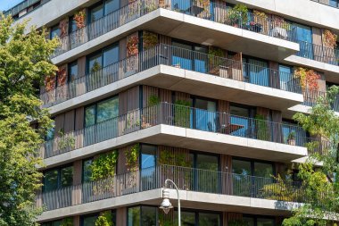 Büyük balkonları olan yeni bir apartman dairesi.