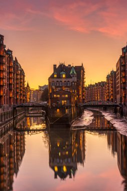 Hamburg, Almanya, gün batımında eski Speicherstadt